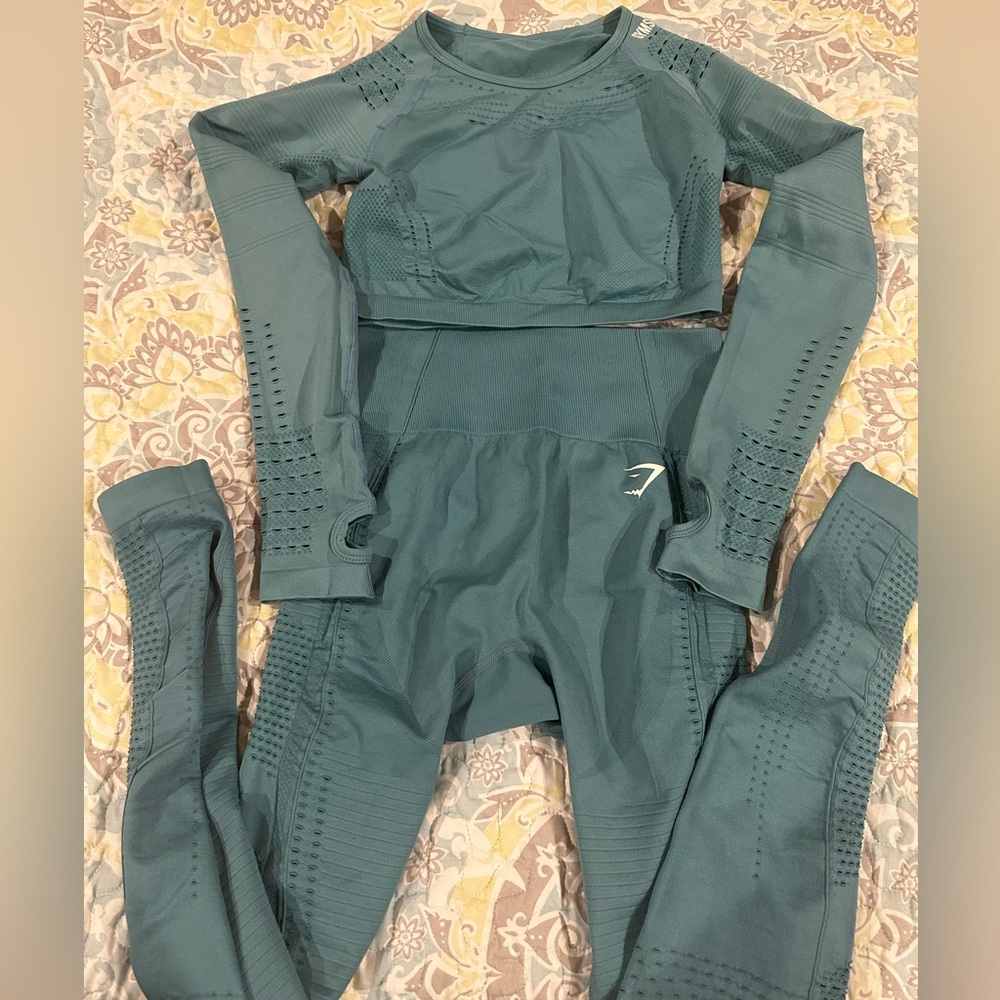 Gymshark athletic long sleeve crop top and matching leggings. Pants S. Top M.